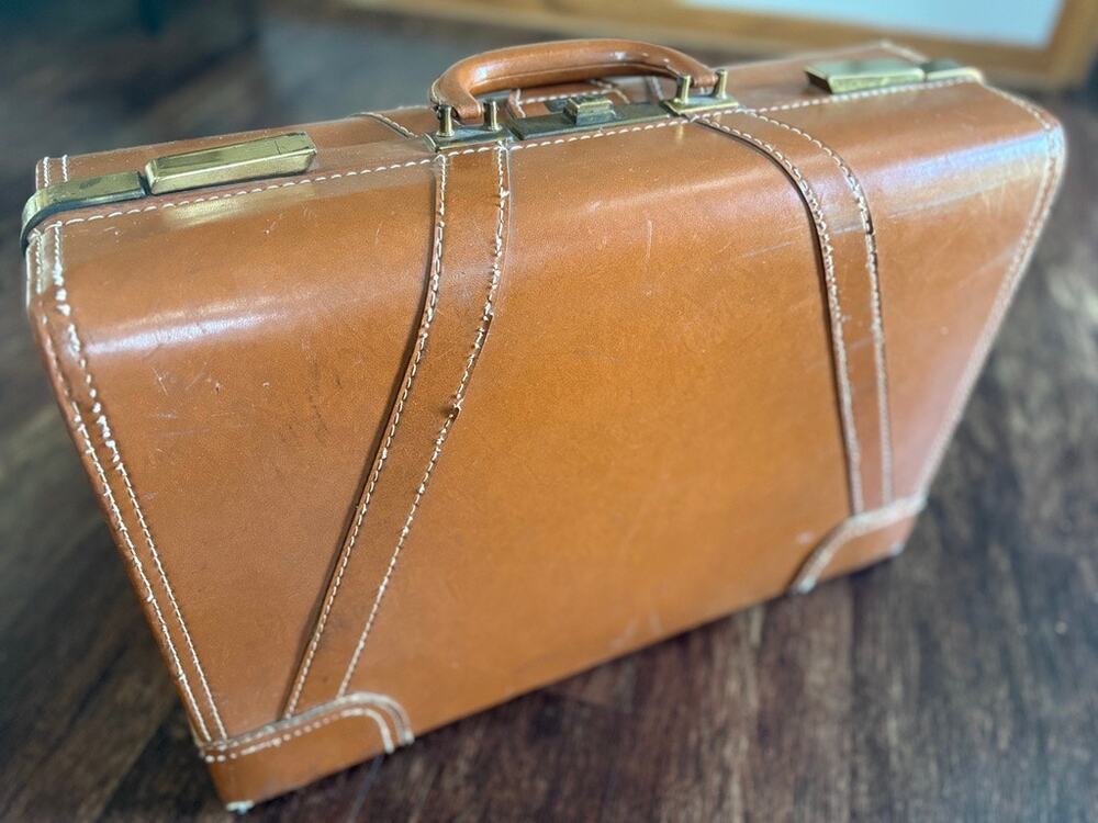 Vintage 1950s Towncraft Tan Leather Suitcase Train Case Linen Lined Brass Clasps